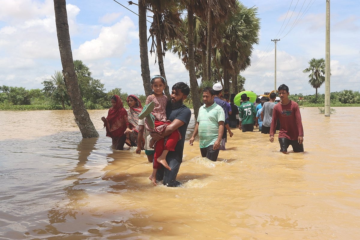কুমিল্লা বুড়িচং উপজেলার ষোলনল ইউনিয়নের কোথাও হাঁটু পানি, কোথাও কোমর পানি ভেঙ্গে নিরাপদ আশ্রয়ে ছুটছে বন্যাকবলিত মানুষ। আজ সকালে গাজিপুর গ্রামে